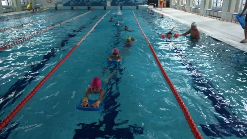 Jak zachęcić i przygotować dziecko na naukę pływania?