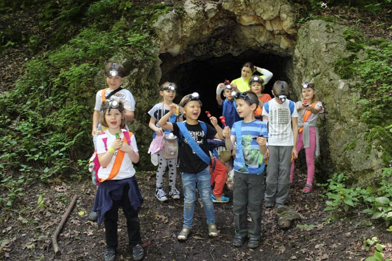 Dzieci koło jaskini na urodzinach w Krakowie