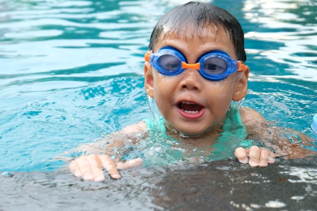 Jak nauka pływania wpływa na rozwój dziecka?