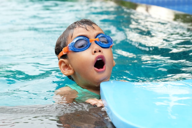 Niezbędne akcesoria do nauki pływania dla dzieci
